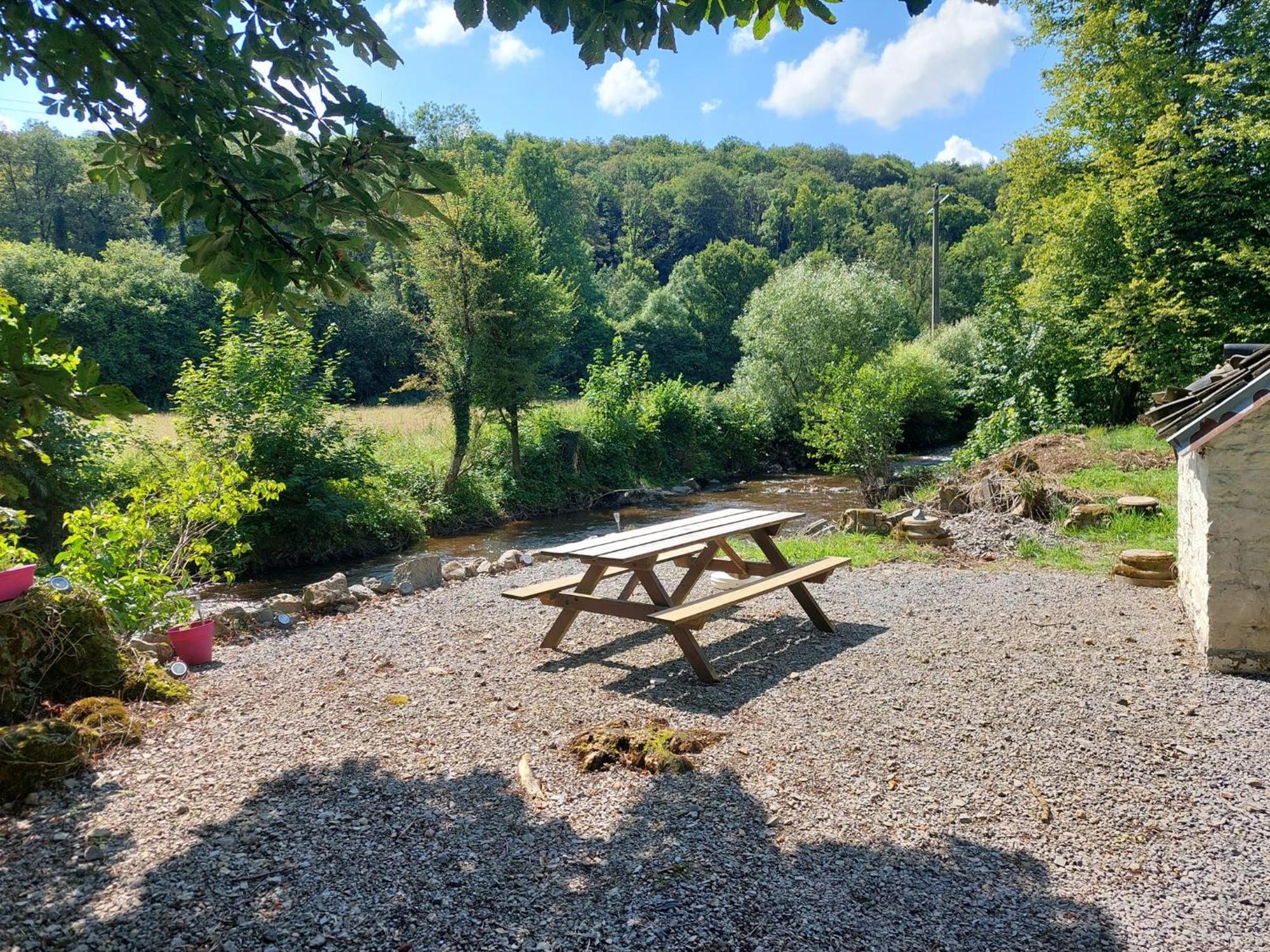 Au Doux Chardon Bed and Breakfast Durbuy Exteriör bild